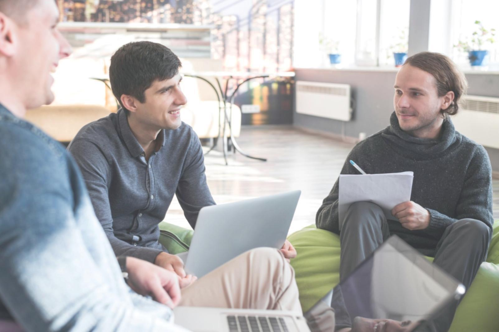 Espacio de trabajo moderno configurado para sesiones de aprendizaje remoto efectivo